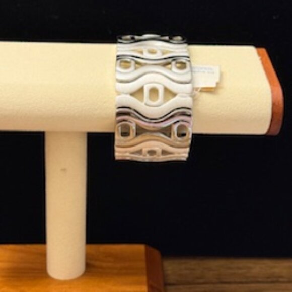 Lia Sophia "HOURGLASS" Stretch Bracelet - Picture 3 of 7